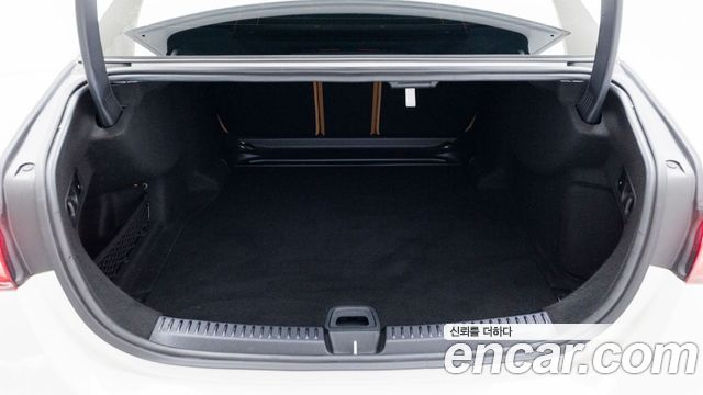 Mercedes-Benz E-Class 2025 — photo 11