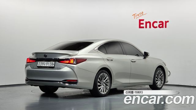 Lexus ES 2019 — photo 2