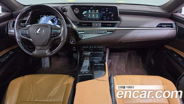 Lexus ES 2019 — photo 10