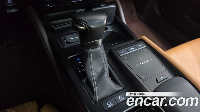Lexus ES 2019 — photo 12