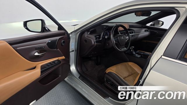 Lexus ES 2019 — photo 13