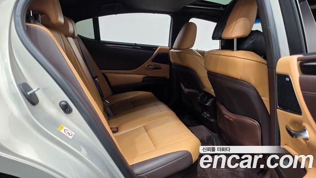 Lexus ES 2019 — photo 17