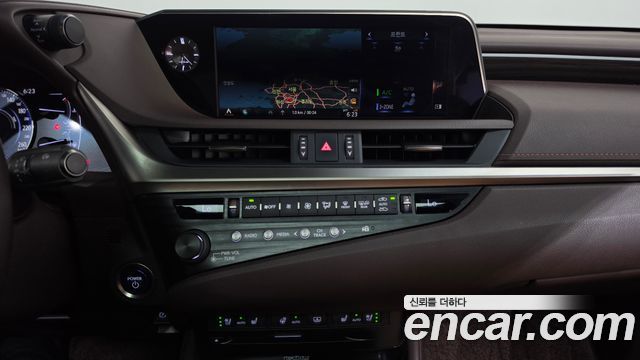 Lexus ES 2019 — photo 18