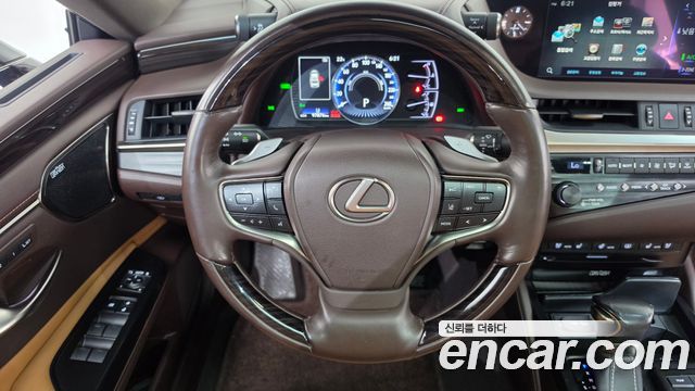 Lexus ES 2019 — photo 20