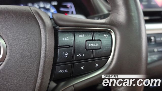 Lexus ES 2019 — photo 22