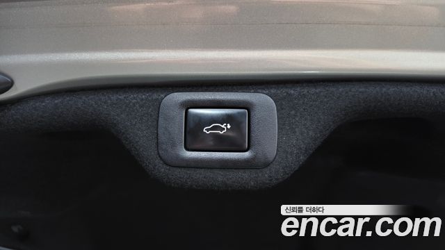 Lexus ES 2019 — photo 23