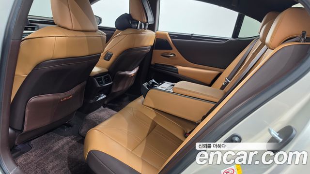 Lexus ES 2019 — photo 25