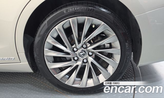 Lexus ES 2019 — photo 7