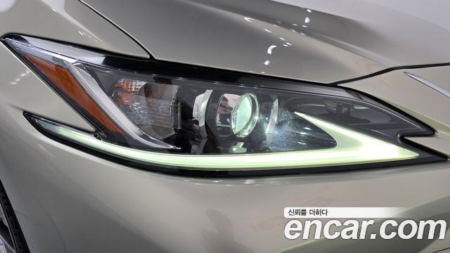 Lexus ES 2019 — photo 8