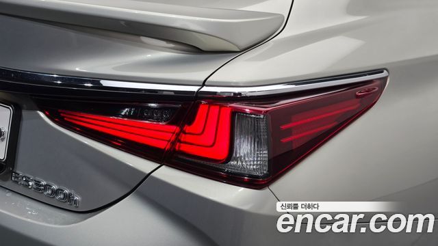 Lexus ES 2019 — photo 9