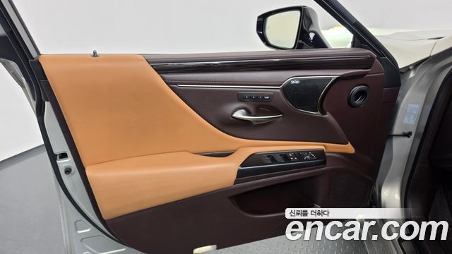 Lexus ES 2019 — photo 14
