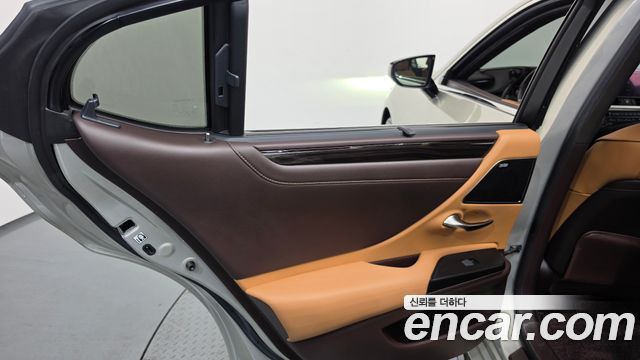 Lexus ES 2019 — photo 15