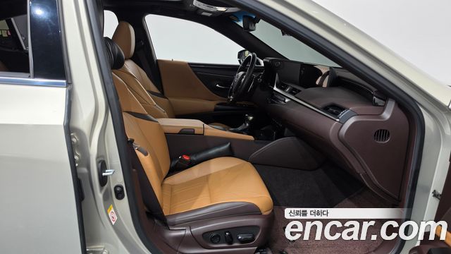 Lexus ES 2019 — photo 16