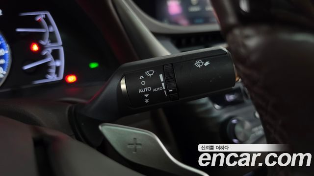 Lexus ES 2019 — photo 27