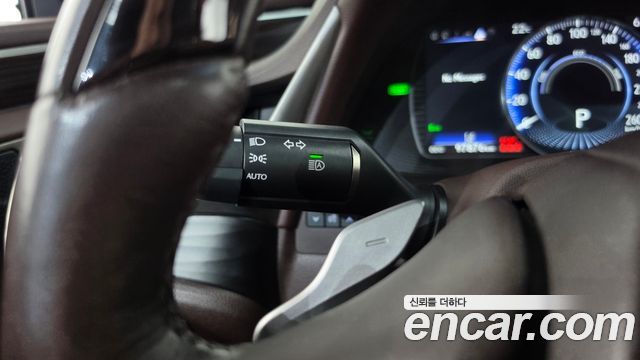 Lexus ES 2019 — photo 28