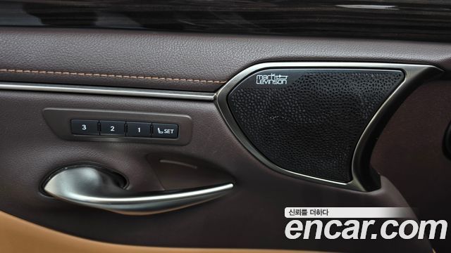 Lexus ES 2019 — photo 29