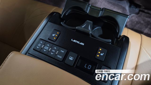 Lexus ES 2019 — photo 31