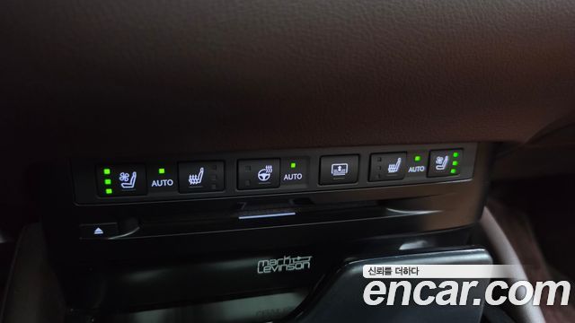 Lexus ES 2019 — photo 33