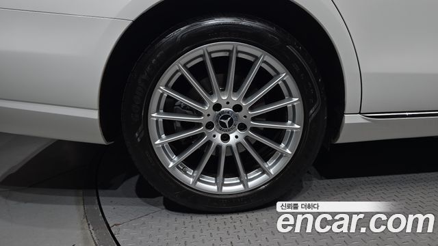 Mercedes-Benz E-Class 2022 — photo 5