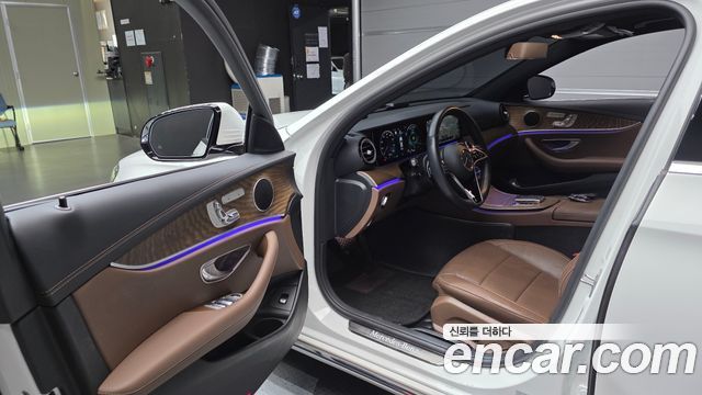 Mercedes-Benz E-Class 2022 — photo 13