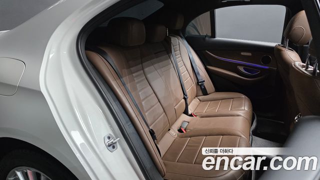 Mercedes-Benz E-Class 2022 — photo 17