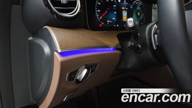 Mercedes-Benz E-Class 2022 — photo 24