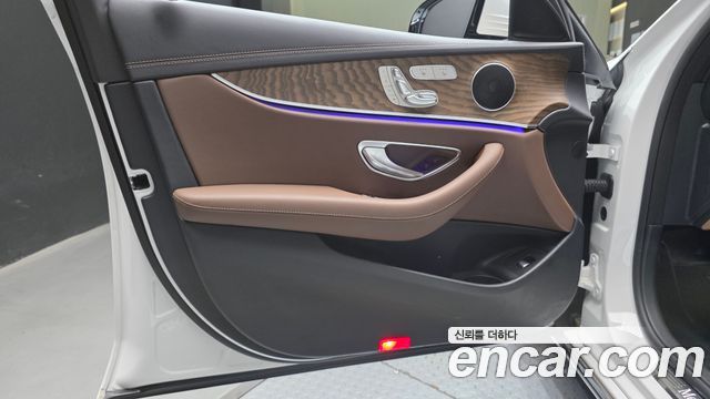 Mercedes-Benz E-Class 2022 — photo 14
