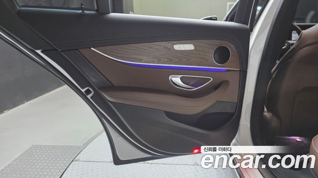 Mercedes-Benz E-Class 2022 — photo 15