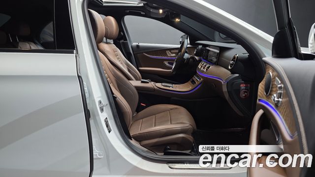 Mercedes-Benz E-Class 2022 — photo 16