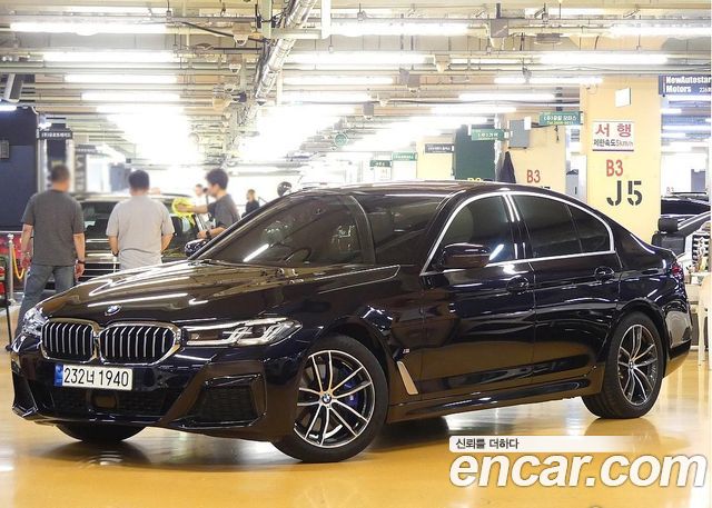 BMW 5-Series 2022 — photo 1