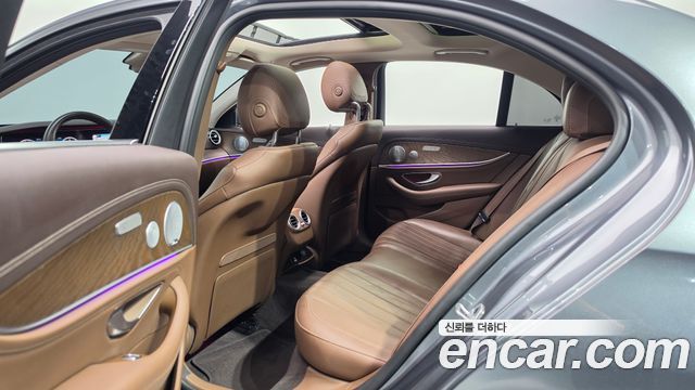 Mercedes-Benz E-Class 2019 — photo 17