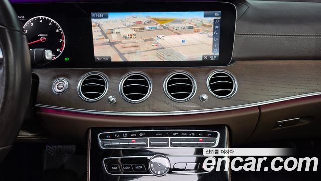 Mercedes-Benz E-Class 2019 — photo 18