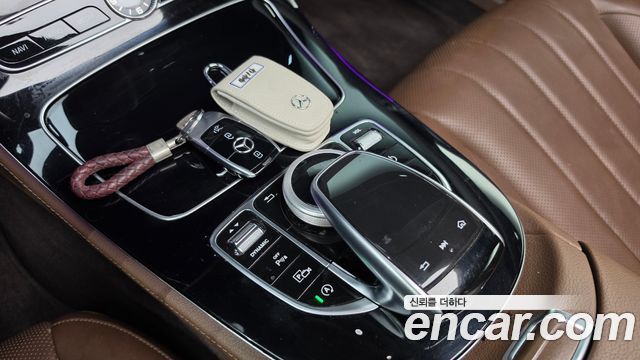 Mercedes-Benz E-Class 2019 — photo 24