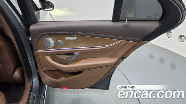 Mercedes-Benz E-Class 2019 — photo 15