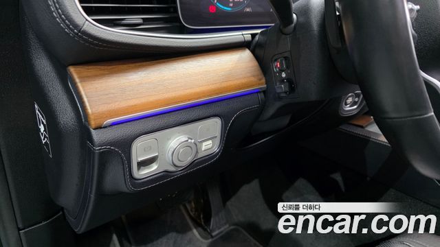 Mercedes-Benz GLE-Class 2020 — photo 12