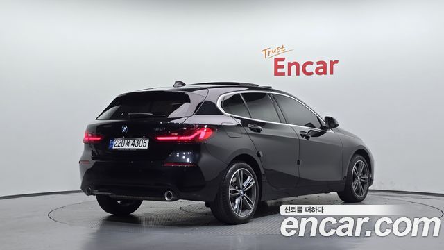 BMW 1-Series 2023 — photo 2