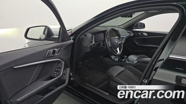 BMW 1-Series 2023 — photo 10
