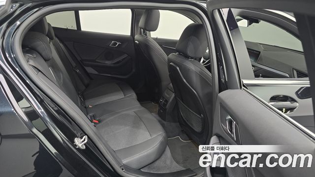 BMW 1-Series 2023 — photo 11