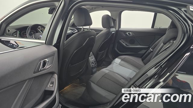 BMW 1-Series 2023 — photo 12