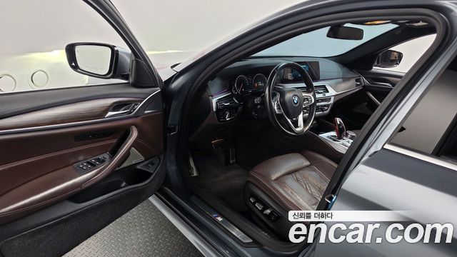 BMW 5-Series 2018 — photo 10