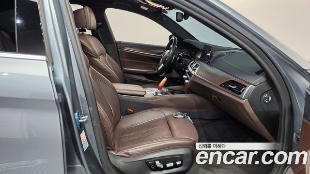 BMW 5-Series 2018 — photo 11