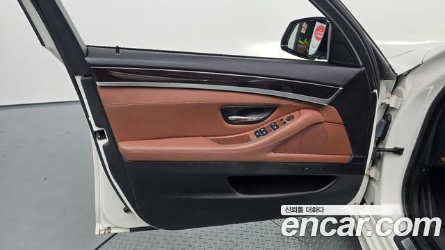 BMW 5-Series 2016 — photo 14