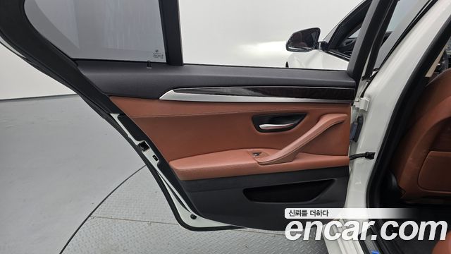 BMW 5-Series 2016 — photo 15