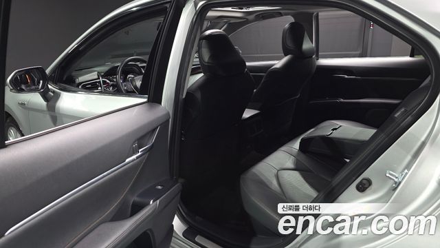 Toyota Camry 2018 — photo 16