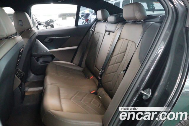 BMW 5-Series 2024 — photo 9