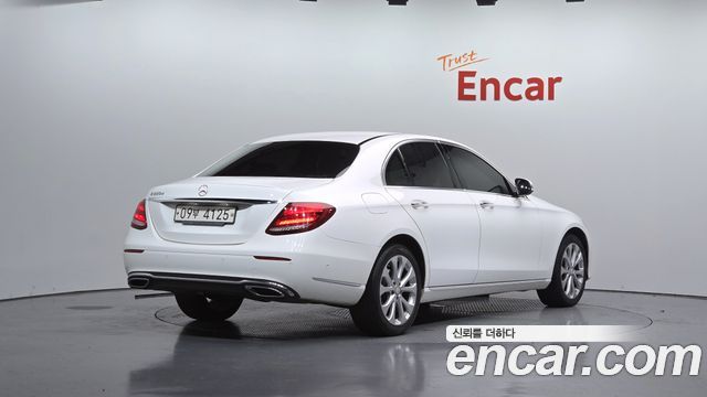 Mercedes-Benz E-Class 2017 — photo 2