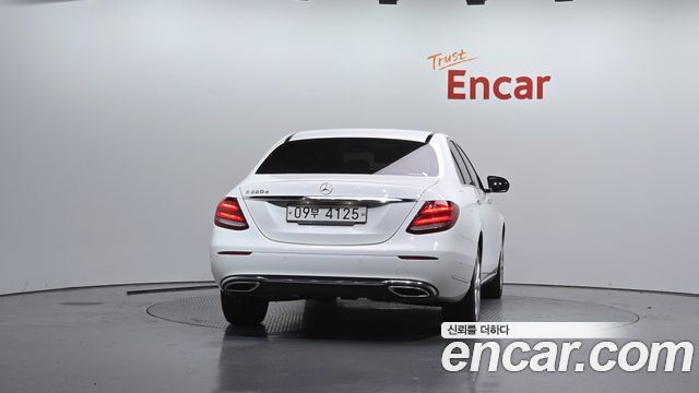 Mercedes-Benz E-Class 2017 — photo 4