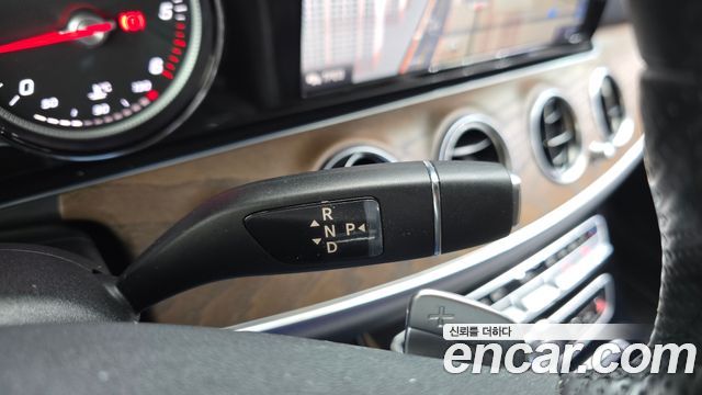 Mercedes-Benz E-Class 2017 — photo 9