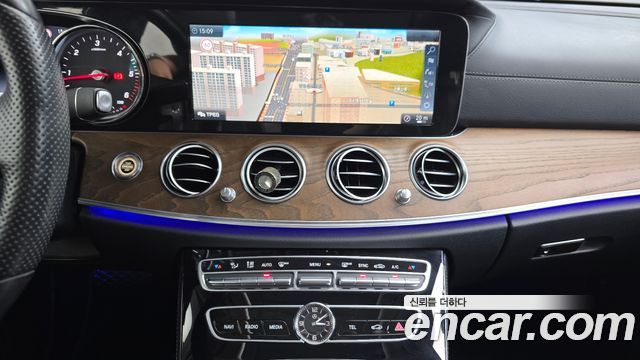 Mercedes-Benz E-Class 2017 — photo 12