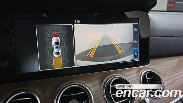 Mercedes-Benz E-Class 2017 — photo 14